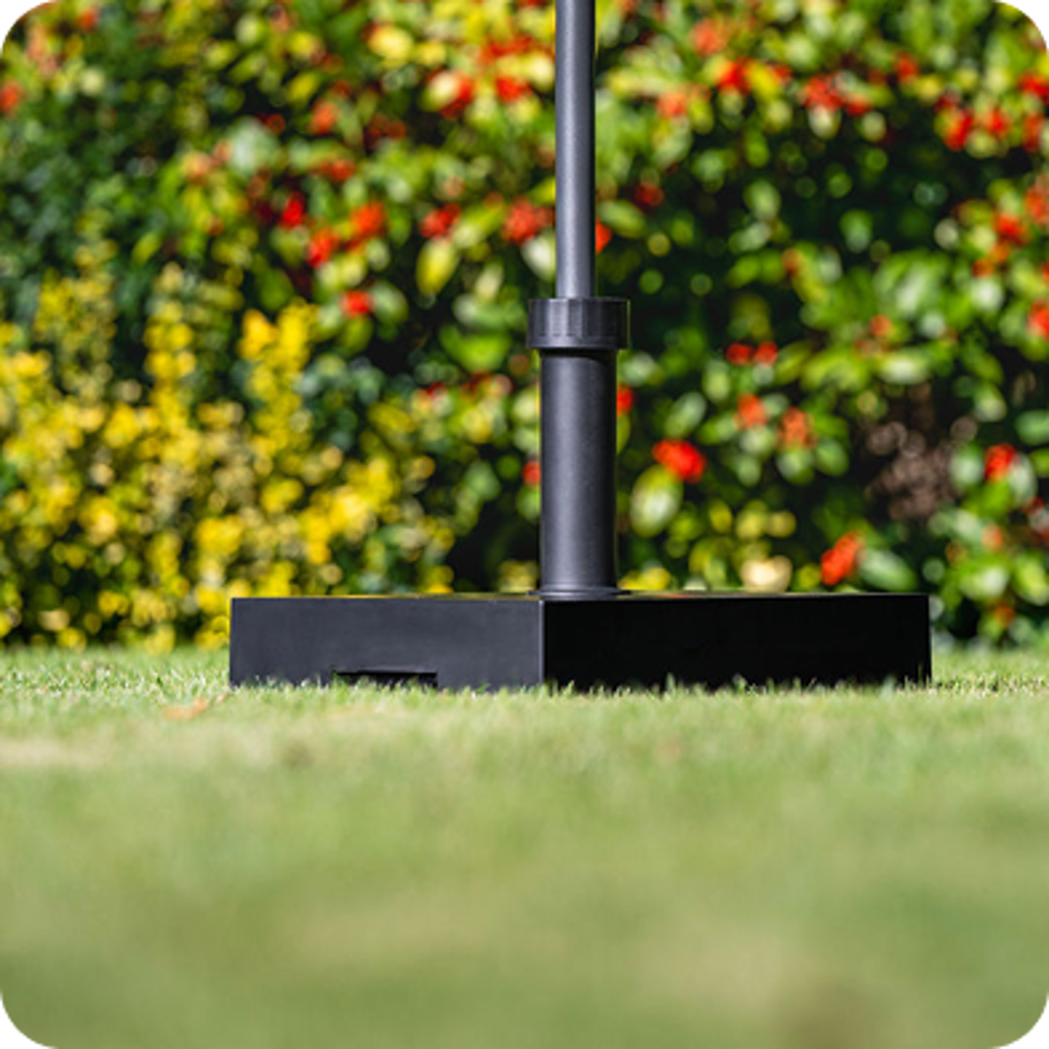 Base noire pour parasol dans le jardin.